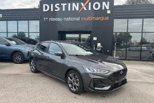 Ford Focus IV ST-Line X gris Magnetic Metal vue 3/4 avant avec calandre noire et jantes alliage 17 pouces.