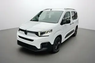 Citroën Berlingo Kaolin white en 3/4 avant droit, avec barres de toit et jantes noires distinctives.