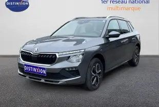 Skoda Kamiq gris graphite métal en 3/4 avant droit, avec calandre noire et jantes alliage distinctives.