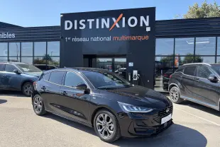 Ford Focus IV ST-Line X noir Agate vue 3/4 avant droit, jantes alliage 17'' et calandre noire sportive.