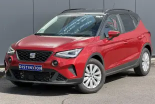 SEAT Arona Rouge Désir en 3/4 avant droit, toit noir contrasté et jantes alliage 16 pouces visibles.