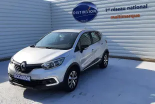 Renault Captur gris platine métal vu en 3/4 avant droit, avec jantes alliage et calandre noire brillante.