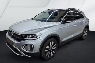 Volkswagen T-Roc gris clair vue 3/4 avant droit, toit noir brillant et jantes alliage distinctives.