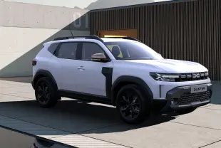 Vue 3/4 avant droite du Dacia Duster Hybrid 155 Extreme blanc glacier avec détails noirs et rétroviseur bronze.