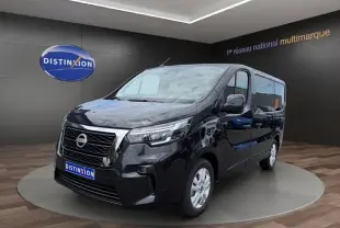 Nissan Primastar noir en 3/4 avant droit, avec calandre chromée et feux LED, présenté en showroom Distinxion.
