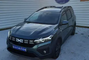 Vue latérale gauche d'un Dacia Jogger 2025 vert cèdre métal avec jantes noires et toit noir.