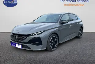 Peugeot 308 gris selenium métal en 3/4 avant droit, avec calandre distinctive et jantes noires bicolores.