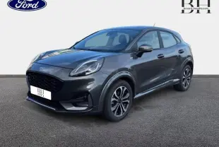 Ford Puma 1.0 EcoBoost gris métallisé vu en 3/4 avant droit avec jantes alu et phares LED distinctifs.