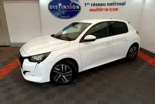 Peugeot 208 blanc vue 3/4 avant droit dans un showroom avec jantes alliage et vitres teintées.