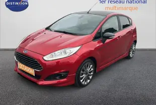 Vue 3/4 avant d'une Ford Fiesta rouge 2017 avec jantes alliage et toit noir contrasté.