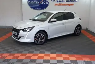 Peugeot 208 blanc en vue 3/4 avant droit, avec phares LED et jantes alliage distinctives.