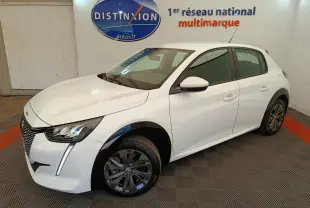 Peugeot 208 électrique blanche vue 3/4 avant droit, avec phares LED et jantes alliage gris foncé.