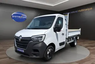 Renault Master benne blanc vu en 3/4 avant droit, avec calandre noire et jantes acier noires.
