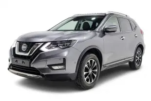 Nissan X-Trail gris métallisé en 3/4 avant droit, avec toit ouvrant et jantes alliage noires et argentées.