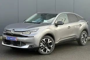 Citroën C4 Hybrid gris Mercury en 3/4 avant droit, avec jantes alliage 18'' et calandre noire distinctive.