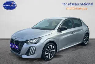 Vue 3/4 avant droite d'une Peugeot 208 Hybrid gris métallisé avec jantes alliage et calandre distinctive.