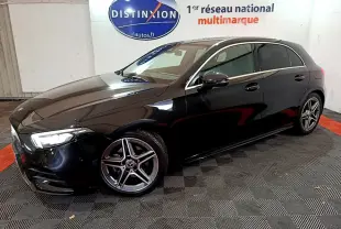 Mercedes Classe A 180 AMG Line noire vue de profil côté gauche, avec jantes alliage à cinq branches et phares LED allumés.