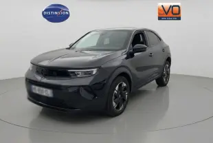 Opel Mokka électrique noir en 3/4 avant droit, avec jantes alliage 17 pouces et vitres surteintées.