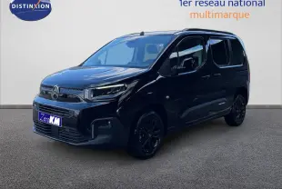 Vue 3/4 avant d'un Citroën Berlingo noir Perla Nera métallisé avec jantes noires et vitres teintées.