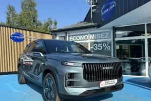 SUV JAECOO J7 olive gris métal vu en 3/4 avant avec toit noir et calandre verticale noire.