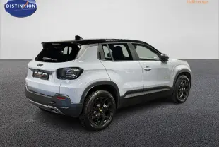 Jeep Avenger Hybrid 4xe gris clair vue 3/4 arrière avec toit noir et jantes alliage noires.