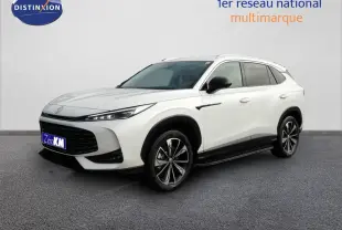 MG Motor EHS 1.5T PHEV 272ch Luxury blanc nacré en 3/4 avant droit avec jantes bi-ton et calandre noire.