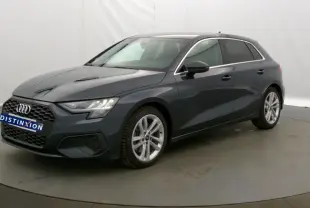 Audi A3 Sportback gris Manhattan vue 3/4 avant droit, mettant en valeur ses lignes modernes et jantes alliage.