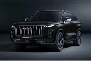 JAECOO J7 noir Crystal en 3/4 avant droit, avec calandre verticale distinctive et jantes alu modernes.