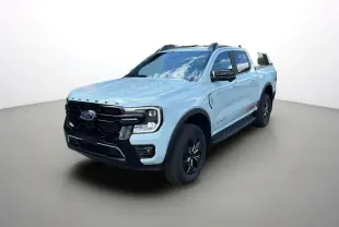 Ford Ranger 2.3 PHEV gris zen en 3/4 avant droit avec calandre noire et jantes alu noires.