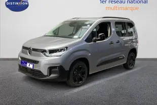 Vue 3/4 avant droit d'un Citroën Berlingo gris Artense métal avec jantes noires et vitres teintées.