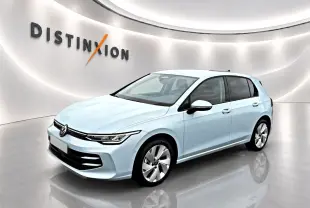 Volkswagen Golf 1.5 ETSI evo2 bleu glacier vue 3/4 avant avec jantes alu 17 pouces dans un showroom lumineux.
