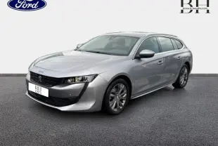 Peugeot 508 SW gris Platinium vue 3/4 avant droit, mettant en valeur sa calandre noire et ses jantes alu.