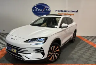 Vue 3/4 avant droite d'un BYD SEAL U blanc neige avec toit ouvrant et jantes bicolores en concession.