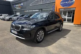 BMW X3 xDrive30e noir saphir métallisé en 3/4 avant droit, avec jantes alu et calandre chromée visible.