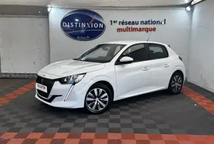 Peugeot 208 blanc vue 3/4 avant droit, avec calandre noire distinctive et jantes bicolores modernes.