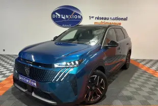 Peugeot 5008 III Hybrid 145 e-DSC6 GT bleu obsession en 3/4 avant droit avec calandre distinctive et jantes noires.