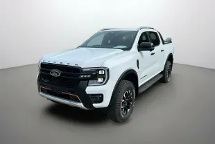 Ford Ranger 2025 blanc glacier en 3/4 avant droit avec calandre noire et jantes alu noires.