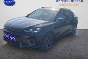 Vue 3/4 avant d'un CUPRA Formentor noir midnight avec jantes alu 18 pouces et feux LED allumés.