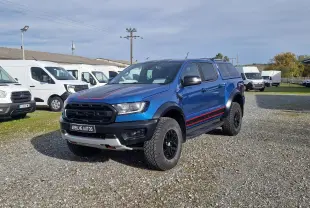 Ford Ranger Double Cabine Raptor bleu Ford Performance en 3/4 avant droit avec bandes rouges et hard top noir.