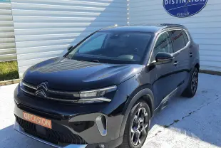 Citroën C5 Aircross noir Perla Nera en 3/4 avant droit, avec jantes bi-ton et calandre distinctive.