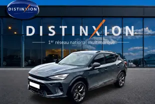 Vue 3/4 avant d'un CUPRA Formentor bleu fjord 2026 garé devant une vitrine avec logo Distinxion.