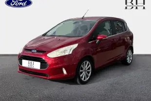 Ford B-MAX 1.5 TDCi rouge Premium Candy, vue 3/4 avant droit, avec calandre chromée et jantes alu visibles.