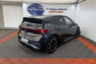 Vue 3/4 arrière droite d'une CUPRA Born gris foncé avec jantes noires et feux arrière LED distinctifs.