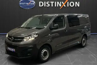 Opel Vivaro cabine approfondie gris, vue 3/4 avant droit, vitres teintées et jantes tôles visibles.