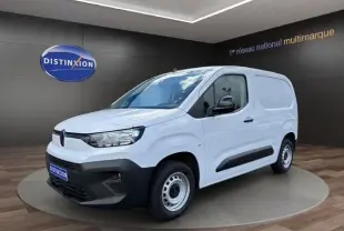 Vue 3/4 avant droit d’un utilitaire blanc Citroën Berlingo 2025 avec pare-chocs noir et jantes acier simples.