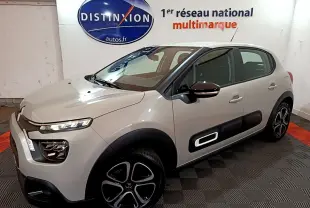 Citroën C3 beige vue 3/4 avant droit, avec protections latérales noires et jantes distinctives en alliage.