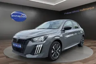 Peugeot 208 100CH S&S Active gris foncé vue 3/4 avant, avec calandre noire et feux LED verticaux distinctifs.