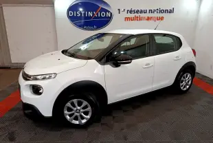 Vue de profil côté gauche d'une Citroën C3 blanche PureTech 68 BVM Feel avec jantes alliage et rétroviseurs noirs.