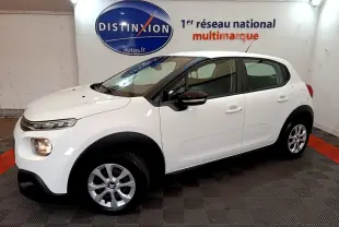 Citroën C3 blanche vue de profil côté gauche dans un showroom avec logo Distinxion en arrière-plan.