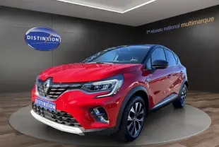 Renault Captur Techno TCe 90 rouge en 3/4 avant droit, avec jantes alliage et calandre chromée visible.
